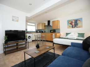 Lovely studio apartment, peaceful area close to Cardiff Bay, private parking